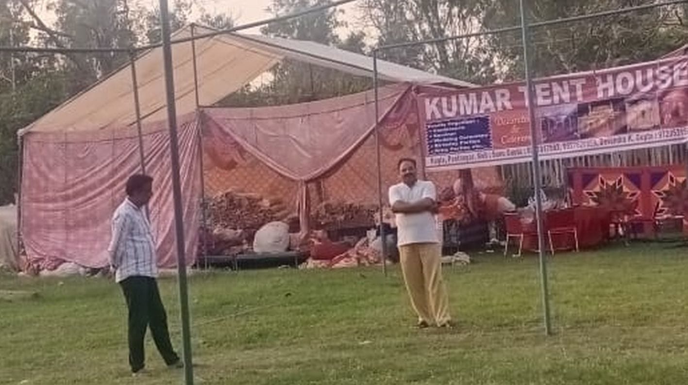पंतनगर में कल से शुरू होने वाले किसान मेले में अपने स्टॉल लगाते व्यापारी। पंतनगर में कल से शुरू होने वाले किसान मेले में अपने स्टॉल लगाते व्यापारी।