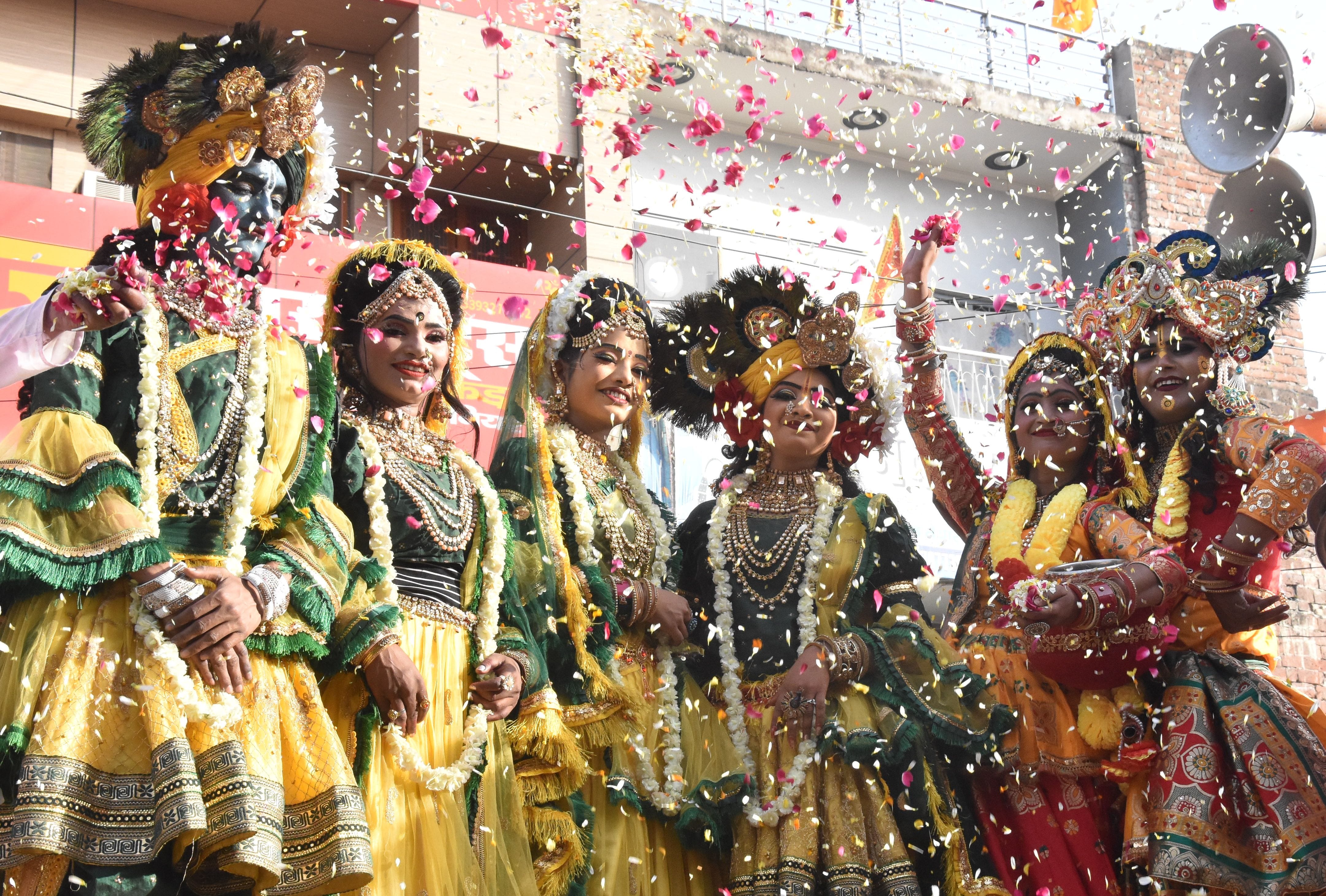 हुरंगा यात्रा में फूलों की होली खेलते राधा कृष्ण की वेशभूषा में कलाकार। संवाद हुरंगा यात्रा में फूलों की होली खेलते राधा कृष्ण की वेशभूषा में कलाकार। संवाद