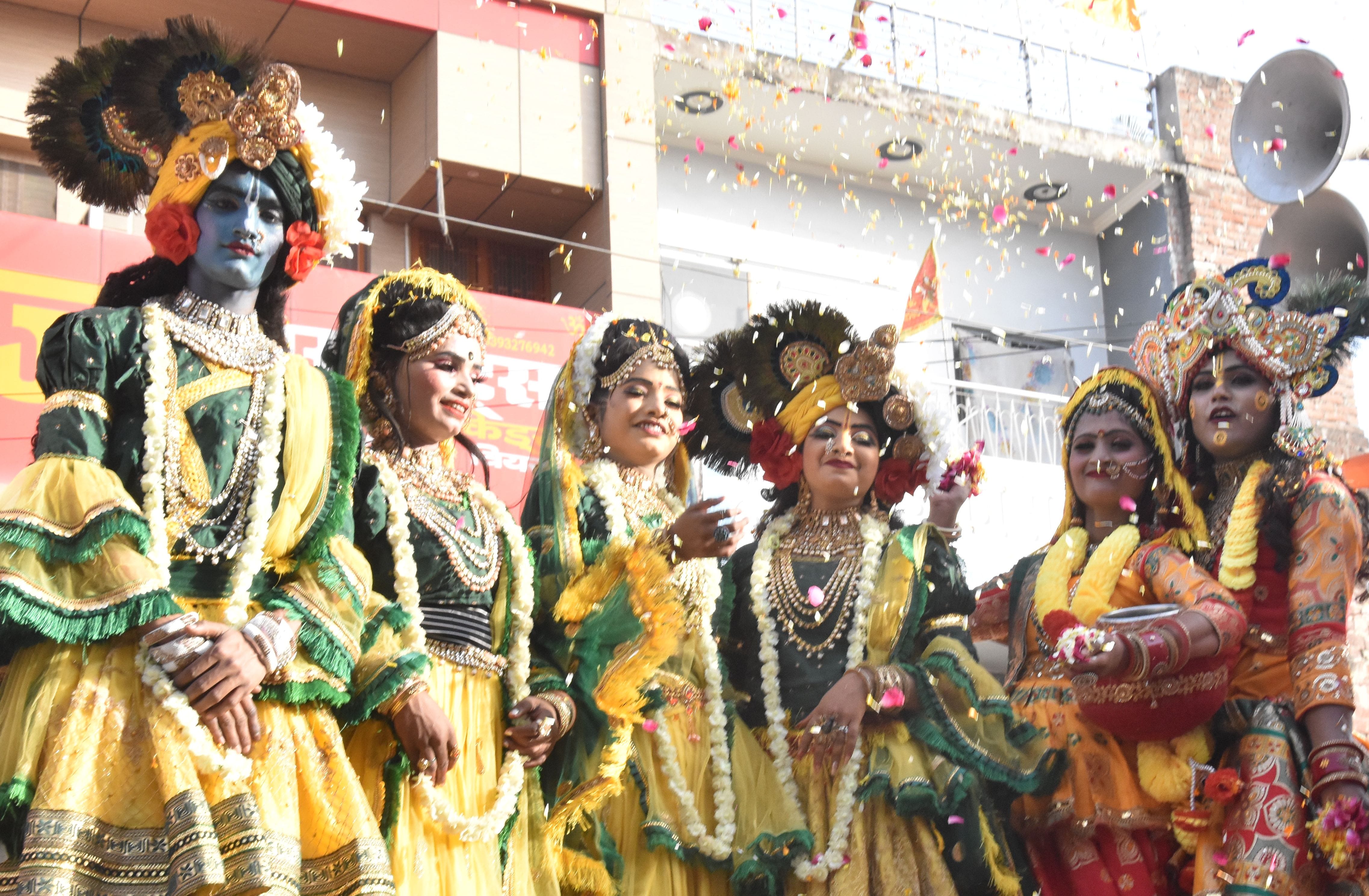 हुरंगा यात्रा में फूलों की होली खेलते राधा कृष्ण की वेशभूषा में कलाकार। संवाद हुरंगा यात्रा में फूलों की होली खेलते राधा कृष्ण की वेशभूषा में कलाकार। संवाद