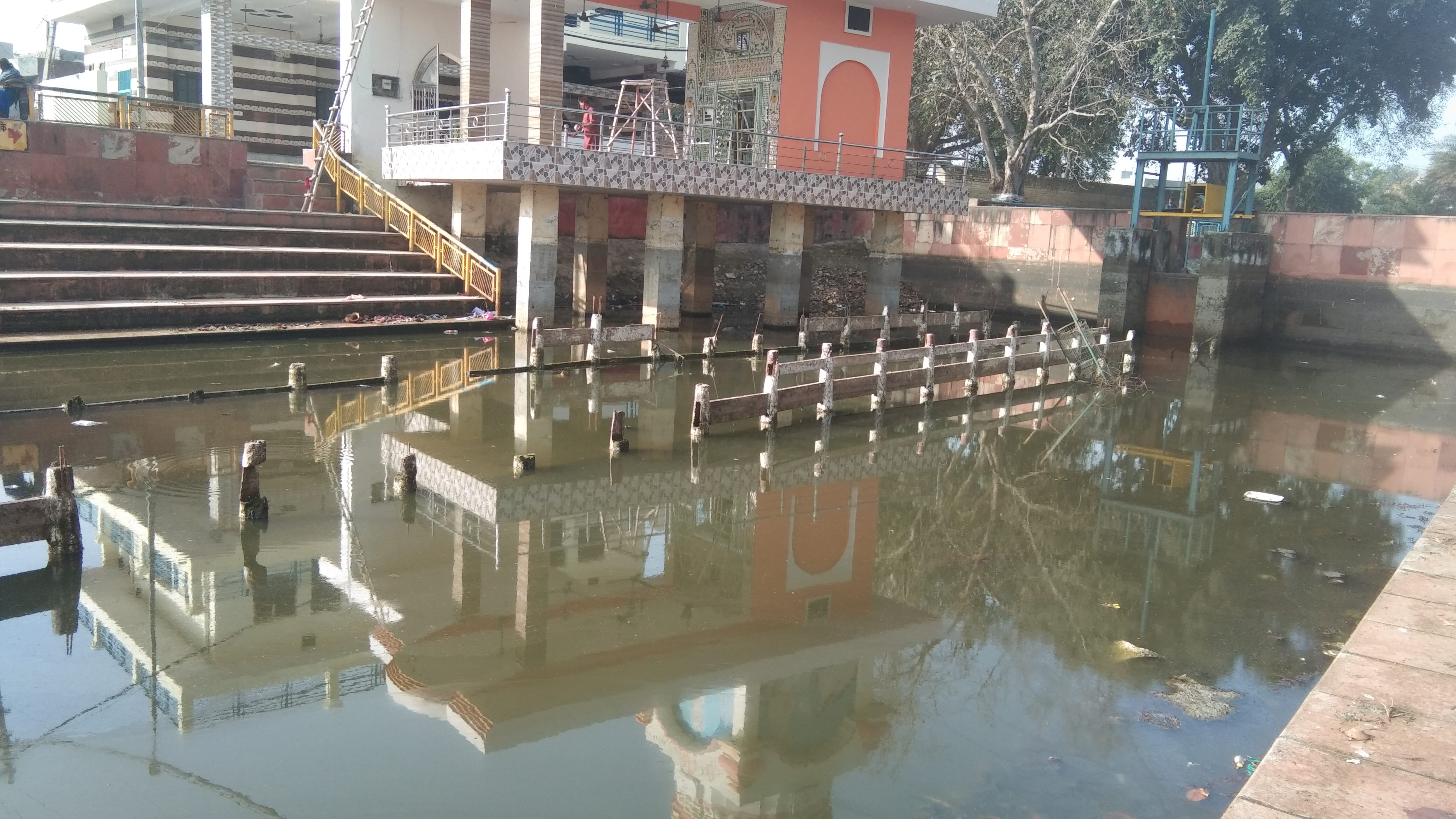 घाट में जमा गंदा पानी और टूटी पड़ी रेलिंग। संवाद घाट में जमा गंदा पानी और टूटी पड़ी रेलिंग। संवाद