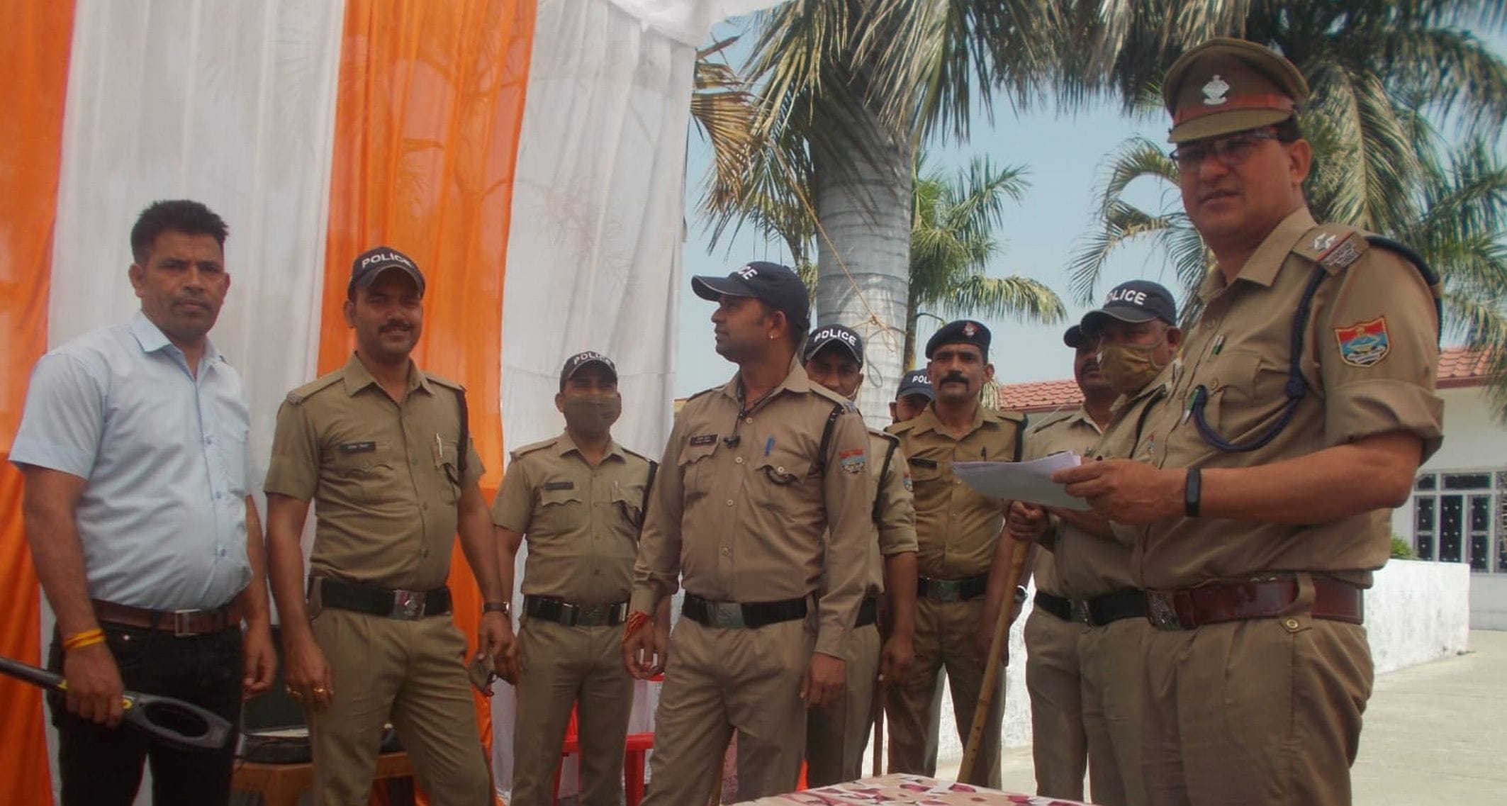 नानकमत्ता में मतदान के दौरान तैनात पुलिस। नानकमत्ता में मतदान के दौरान तैनात पुलिस।