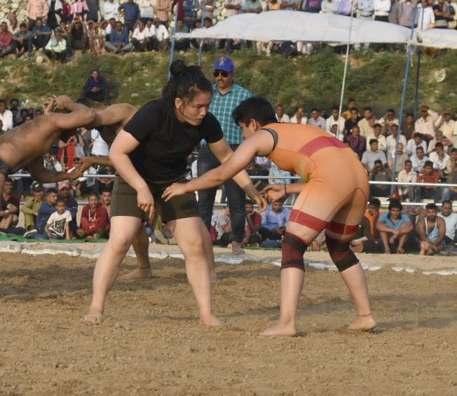 राज्य स्तरीय नलवाड़ी मेले में आयोजित दंगल में दमखम दिखातीं महिला पहलवान।
