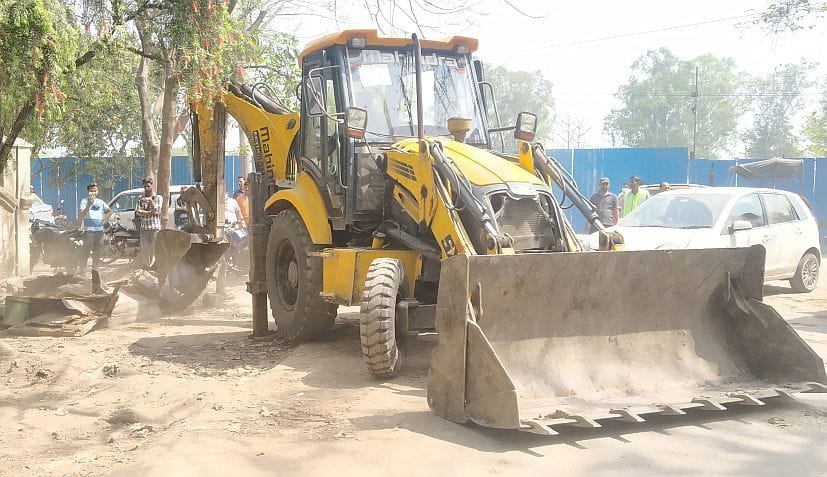 रुद्रपुर में एआरटीओ कार्यालय के सामने अतिक्रमण को ध्वस्त करती जेसीबी।