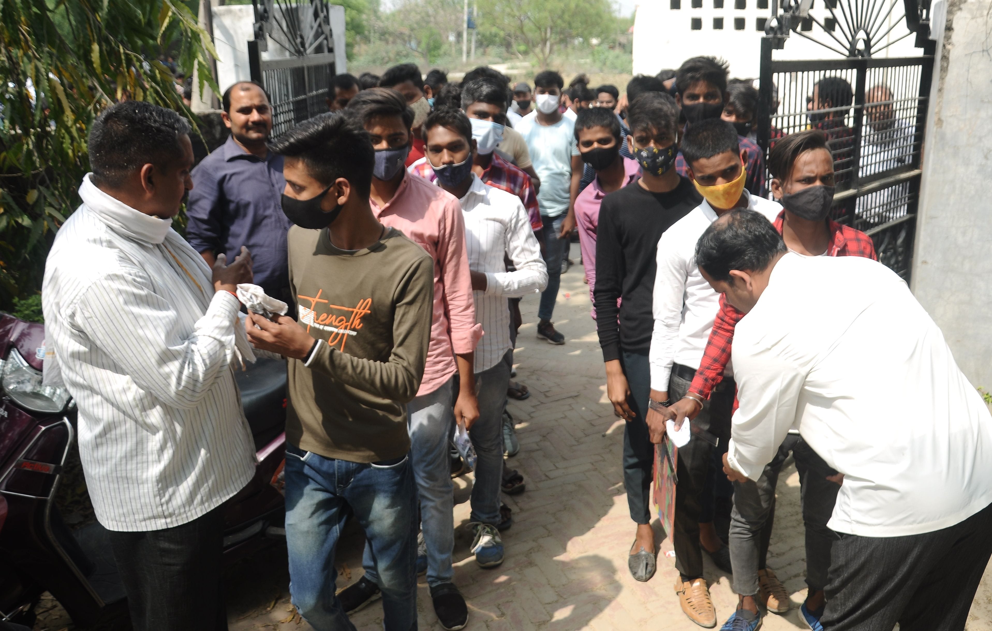भुपियामऊ के अजब नारायण इंटर कालेज में परीक्षा देने आये छात्रों की तलाशी लेते शिक्षक। संवाद