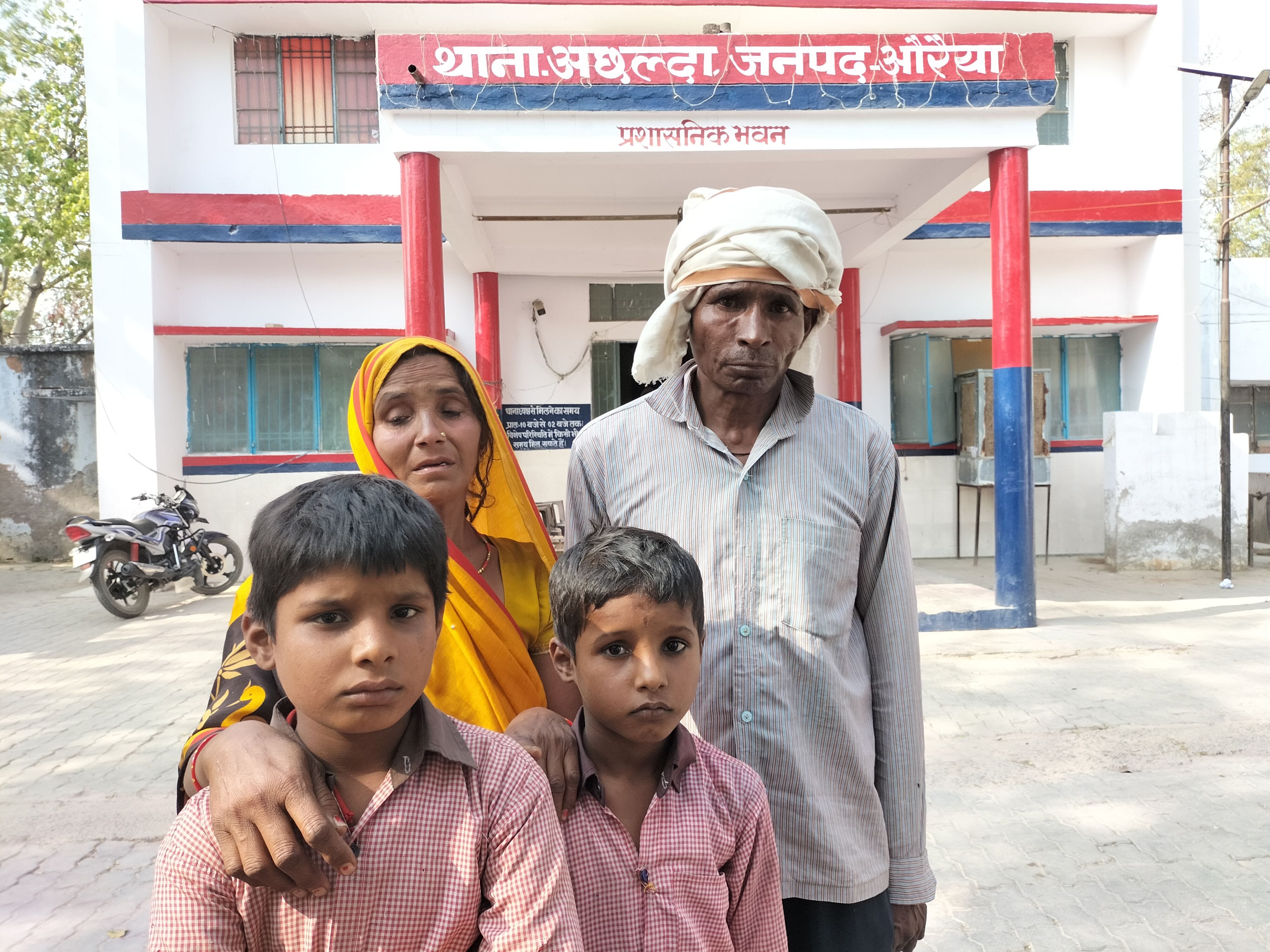 फोटो-24एयूआरपी-52 अछल्दा थाने में नाना-नानी के साथ खड़े मृतका के बच्चे। संवाद फोटो-24एयूआरपी-52 अछल्दा थाने में नाना-नानी के साथ खड़े मृतका के बच्चे। संवाद