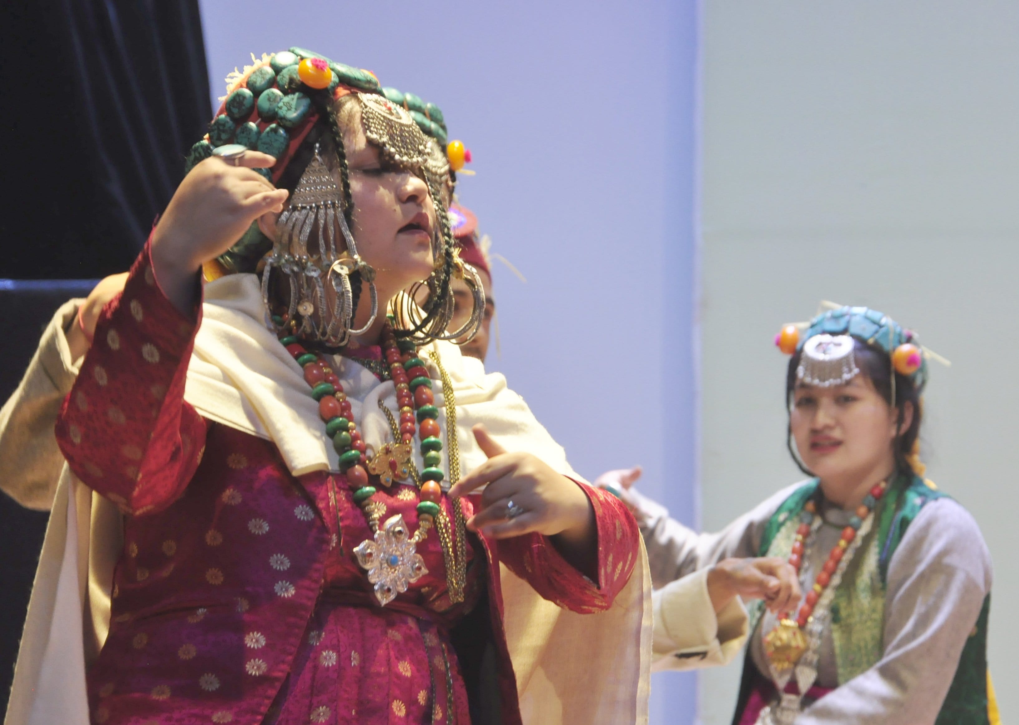 कुल्लू कार्निवाल में प्रस्तुती देते लाहौल के कलाकार।-संवाद कुल्लू कार्निवाल में प्रस्तुती देते लाहौल के कलाकार।-संवाद