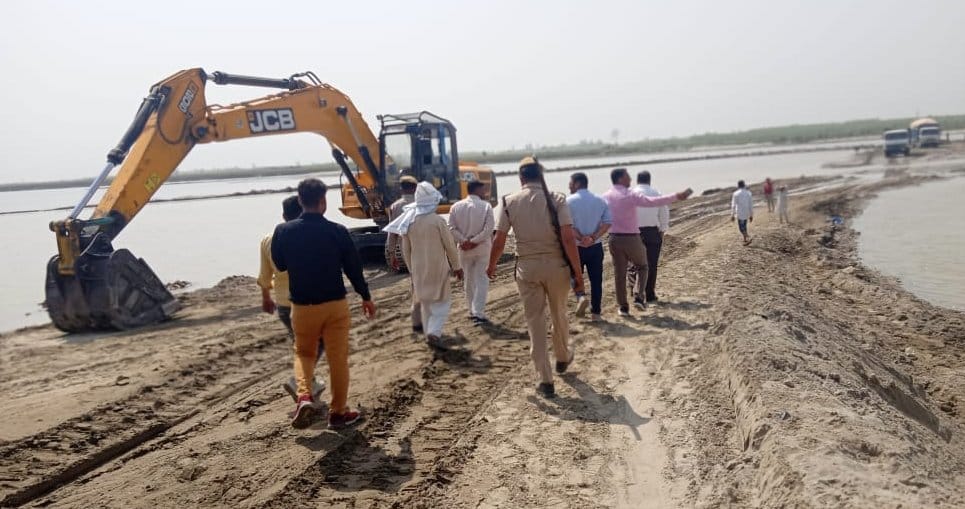 कैराना के खुरगान में रेत खनन क्षेत्र पर छापे के दौरान खड़ी पोर्कलेन। कैराना के खुरगान में रेत खनन क्षेत्र पर छापे के दौरान खड़ी पोर्कलेन।