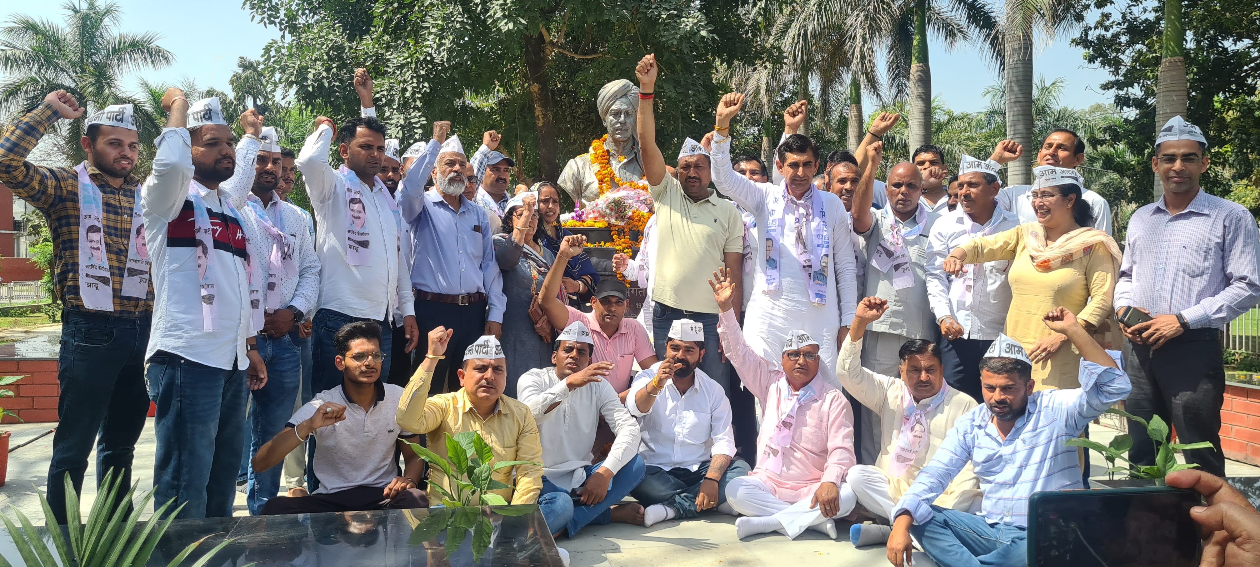 केयू में शहीद भगत सिंह की प्रतिमा पर पुष्प अर्पित कर श्रद्धांजलि करते आम आदमी पार्टी के कार्यकर्? केयू में शहीद भगत सिंह की प्रतिमा पर पुष्प अर्पित कर श्रद्धांजलि करते आम आदमी पार्टी के कार्यकर्?
