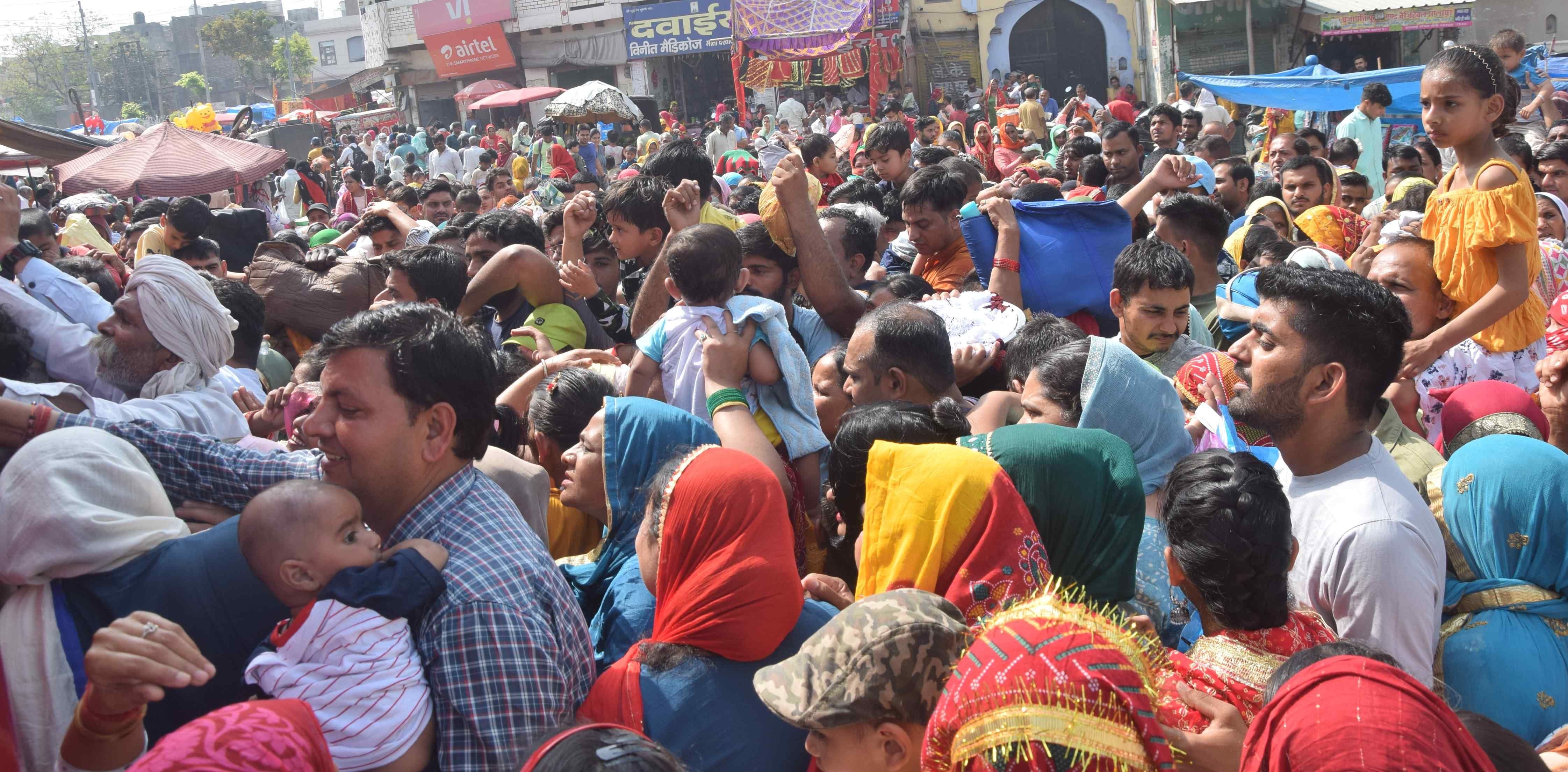 माता दरवाजा स्थित शीतला माता मंदिर में पूजन के दिन में 11 बजे गेट के बाहर तक खड़े श्रद्धालु अपनी बा? माता दरवाजा स्थित शीतला माता मंदिर में पूजन के दिन में 11 बजे गेट के बाहर तक खड़े श्रद्धालु अपनी बा?