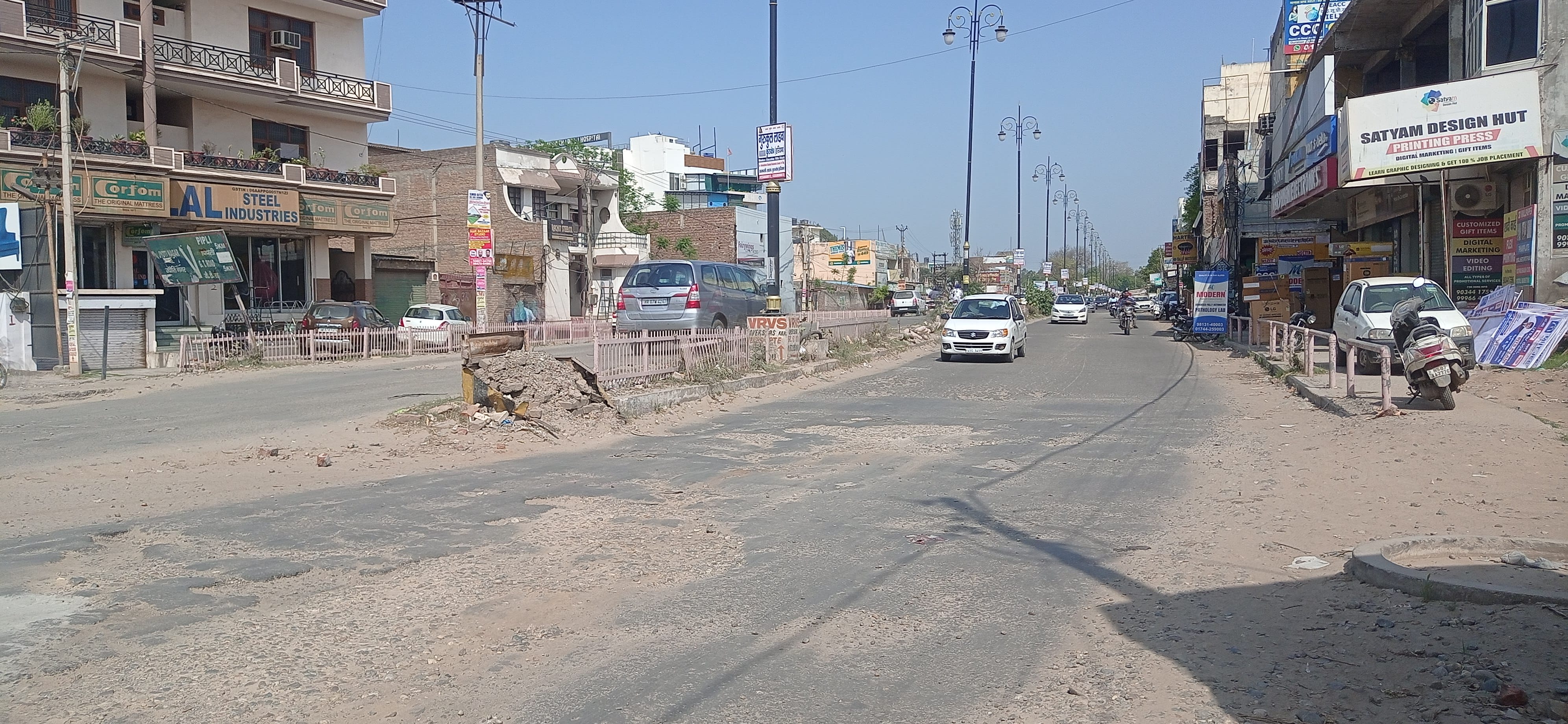 पिपली से थर्ड गेट की तरफ जाने वाली सड़क में पड़े गड्ढे। संवाद पिपली से थर्ड गेट की तरफ जाने वाली सड़क में पड़े गड्ढे। संवाद