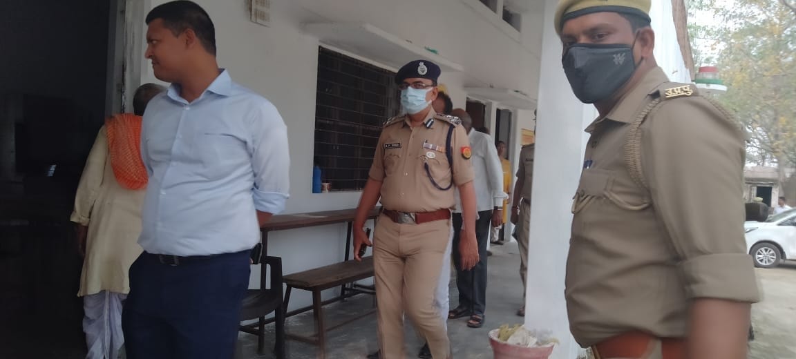 परासी पांडेय स्थित जनता इंटर कालेज में यूपी बोर्ड परीक्षा का निरीक्षण करते डीएम टीके शिबू और एसप? परासी पांडेय स्थित जनता इंटर कालेज में यूपी बोर्ड परीक्षा का निरीक्षण करते डीएम टीके शिबू और एसप?