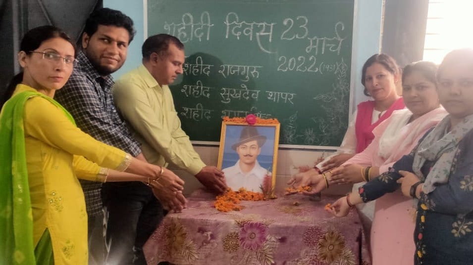 प्राथमिक विद्यालय नौनांगली में शहीद भगत सिंह के चित्र पर पुष्प अर्पित करते शिक्षक। प्राथमिक विद्यालय नौनांगली में शहीद भगत सिंह के चित्र पर पुष्प अर्पित करते शिक्षक।