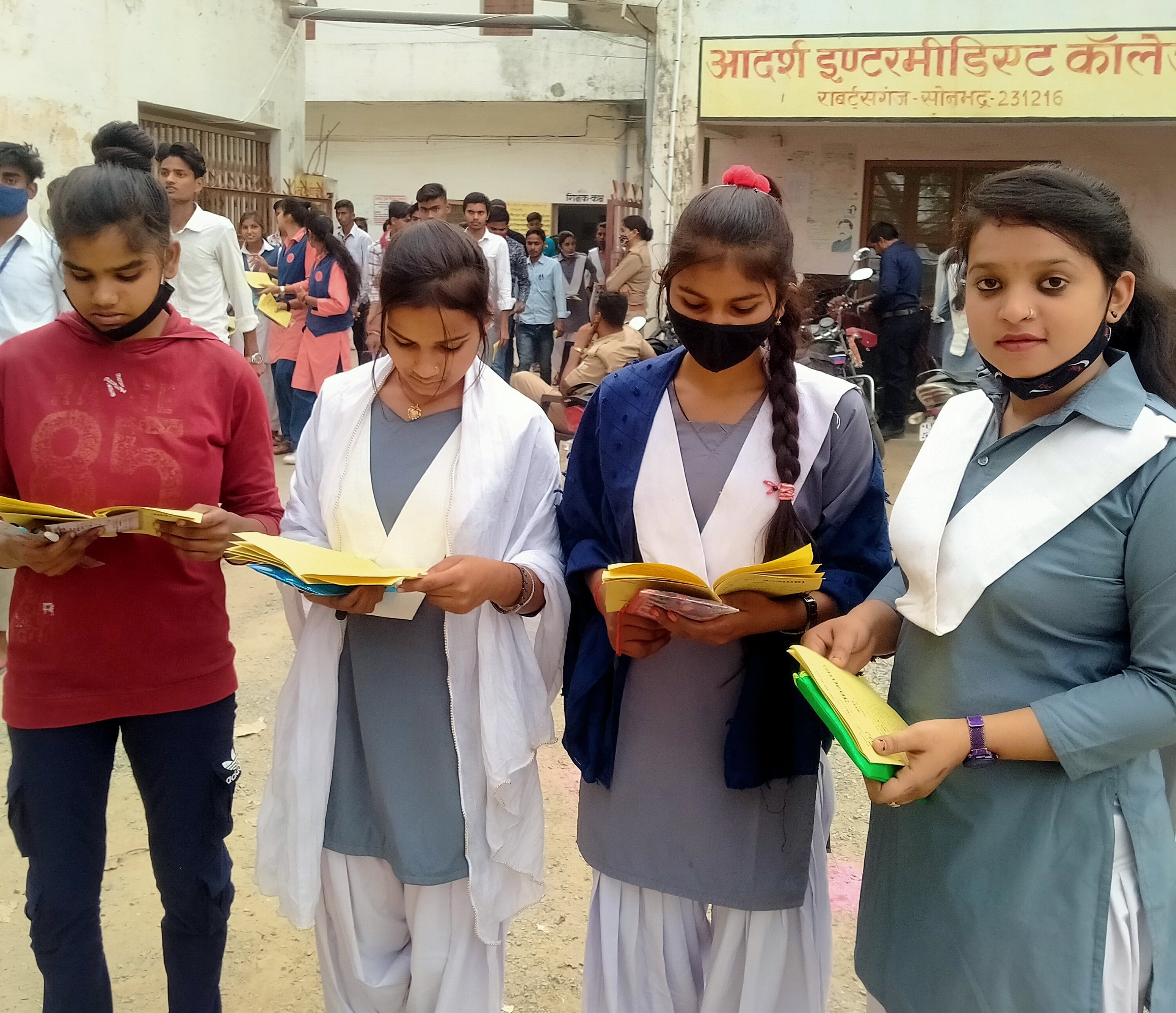 राबर्ट्सगंज आदर्श इंटर कालेज में यूपी बोर्ड परीक्षा देने के बाद ग्रुप डिस्कशन करती छात्राएं। राबर्ट्सगंज आदर्श इंटर कालेज में यूपी बोर्ड परीक्षा देने के बाद ग्रुप डिस्कशन करती छात्राएं।