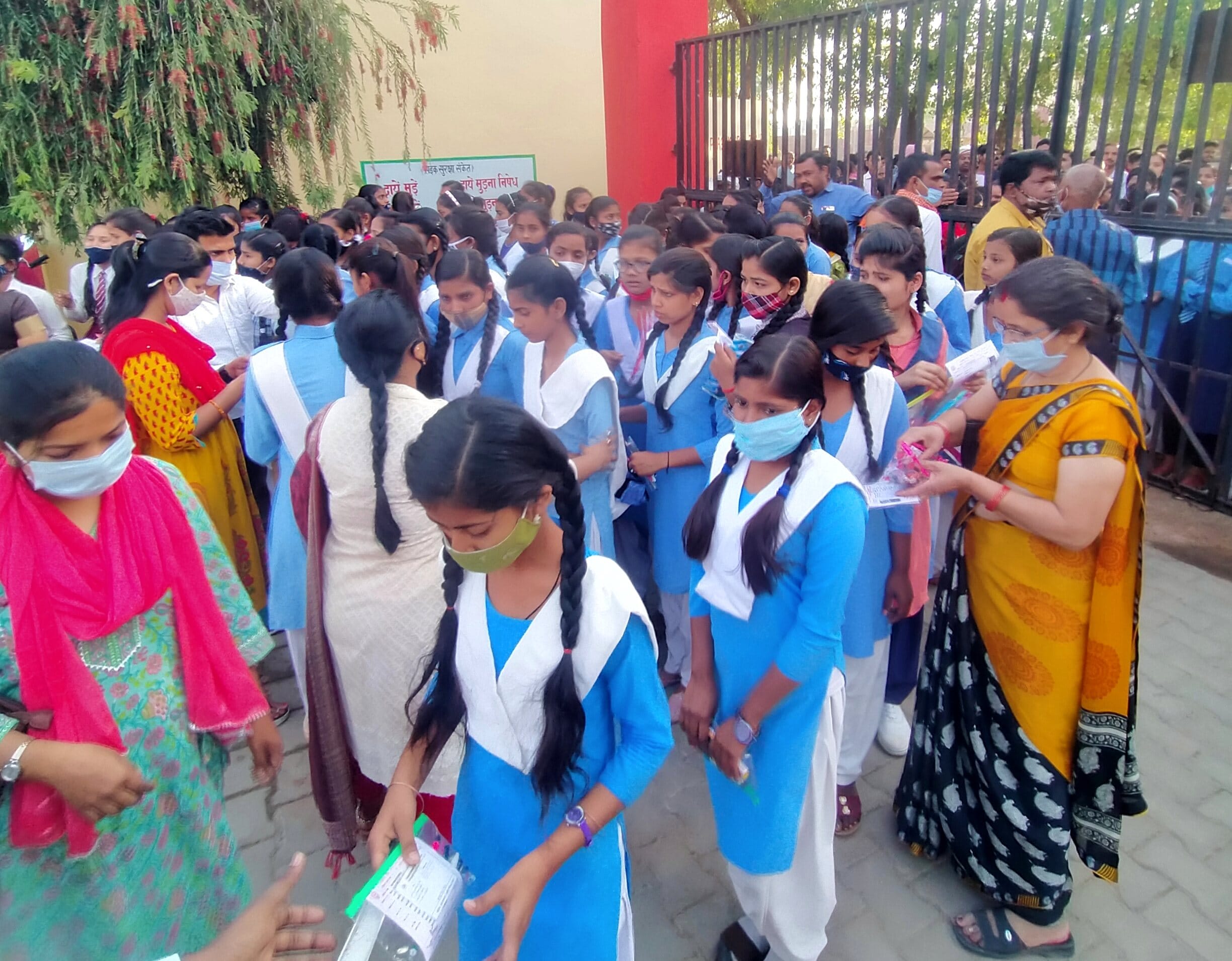 राबर्ट्सगंज राजकीय बालिका इंटर कालेज में यूपी बोर्ड परीक्षा के पूर्व गेट पर छात्राओं की जांच कर? राबर्ट्सगंज राजकीय बालिका इंटर कालेज में यूपी बोर्ड परीक्षा के पूर्व गेट पर छात्राओं की जांच कर?