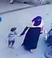 शामली में मोहल्ला काजीवाड़ा में सीसीटीवी में आया महिला छोटे बच्चे मोहम्मद शाद को ले जाती। शामली में मोहल्ला काजीवाड़ा में सीसीटीवी में आया महिला छोटे बच्चे मोहम्मद शाद को ले जाती।