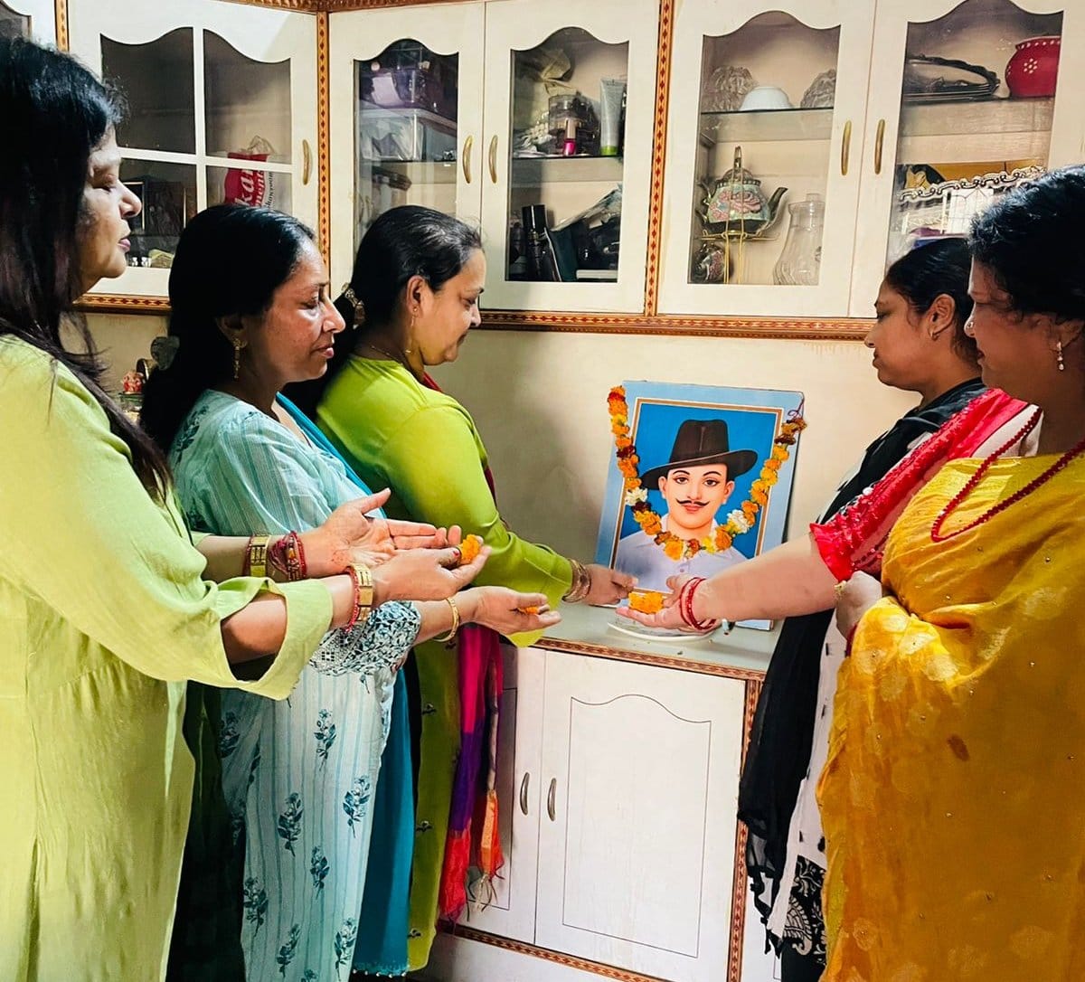 शामली में शहीद भगत सिंह के चित्र पर पुष्प अर्पित करती लायनेस क्लब दोआब की सदस्य। शामली में शहीद भगत सिंह के चित्र पर पुष्प अर्पित करती लायनेस क्लब दोआब की सदस्य।