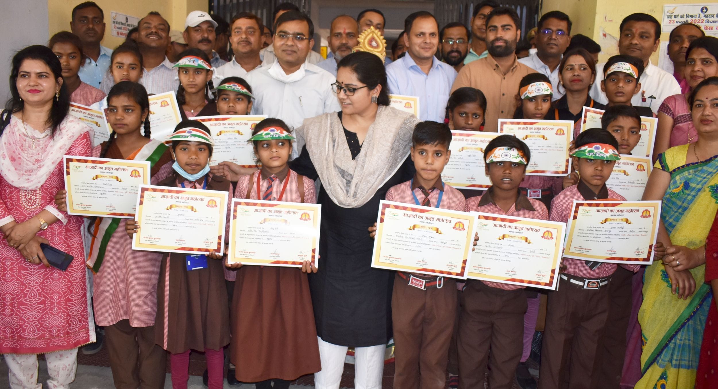 विकास भवन में सम्मान पत्र दिखाते बच्चे साथ में डीएम अपूर्वा दुबे व अन्य अधिकारी। संवाद विकास भवन में सम्मान पत्र दिखाते बच्चे साथ में डीएम अपूर्वा दुबे व अन्य अधिकारी। संवाद