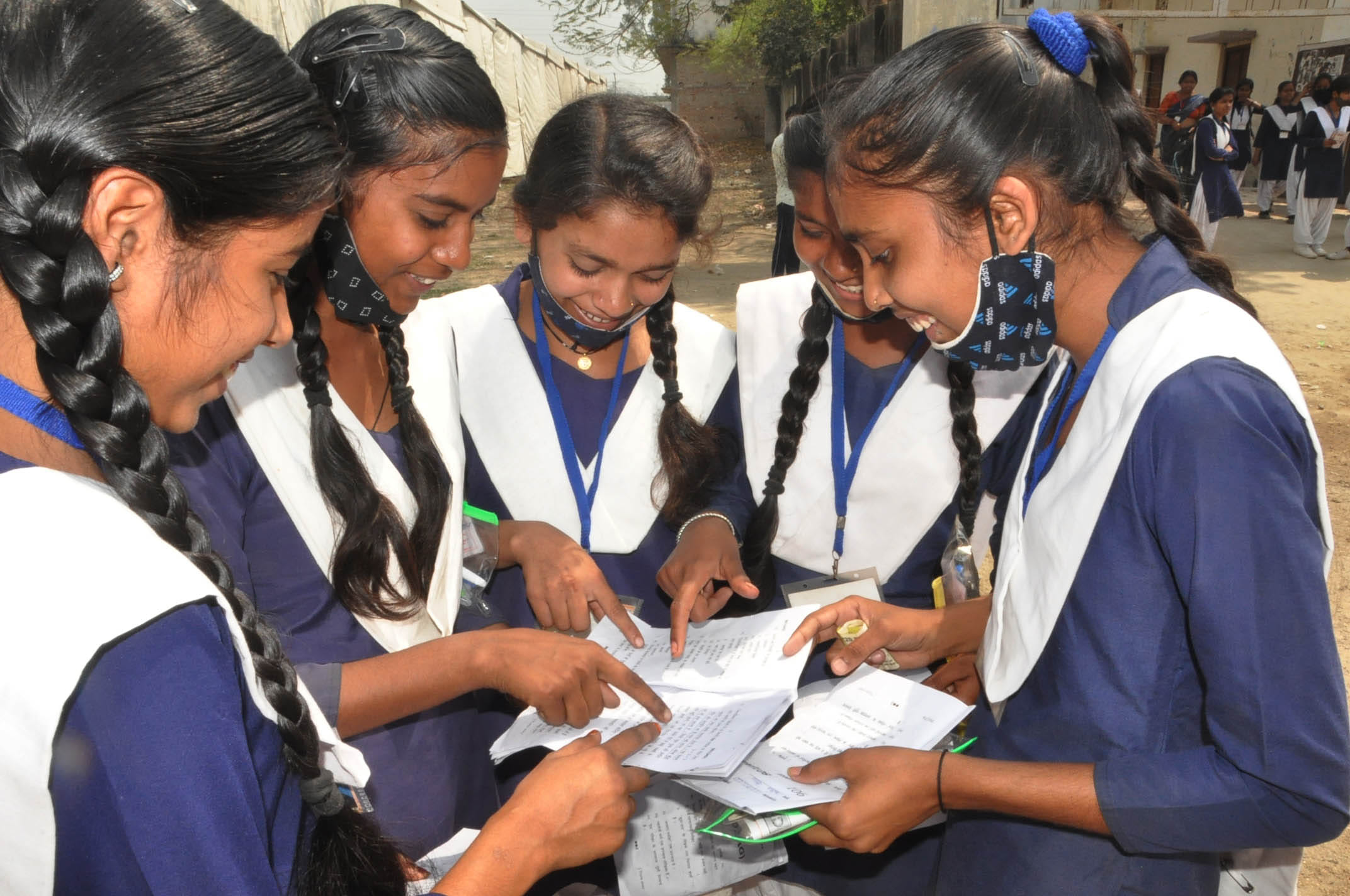 यूपी बोर्ड की हाईस्कूल की परीक्षा के दौरान हिंदी का पेपर देने के बाद नगर के सोनीधापा इंटर कालेज क? यूपी बोर्ड की हाईस्कूल की परीक्षा के दौरान हिंदी का पेपर देने के बाद नगर के सोनीधापा इंटर कालेज क?