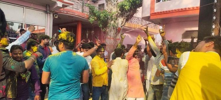Money Holi-diwali ensemble à Sirathu, les supporters dansent sur les airs de Dj