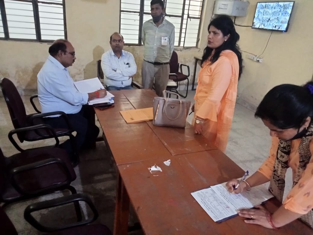 अंबेहटा के एक परीक्षा केंद्र का निरीक्षण करते एसडीएम अजय कुमार अम्बष्ट