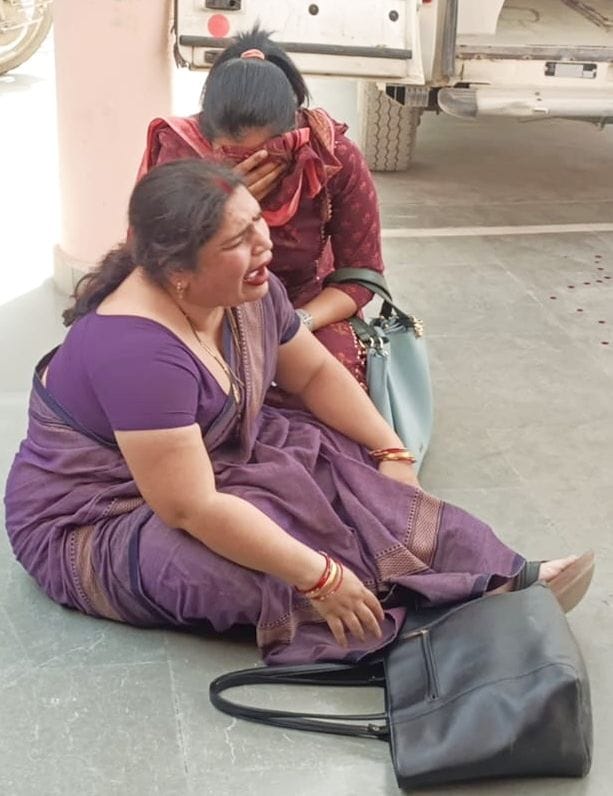 बाजपुर के सामुदायिक स्वास्थ केंद्र में रोते-बिलखते परिजन बाजपुर के सामुदायिक स्वास्थ केंद्र में रोते-बिलखते परिजन