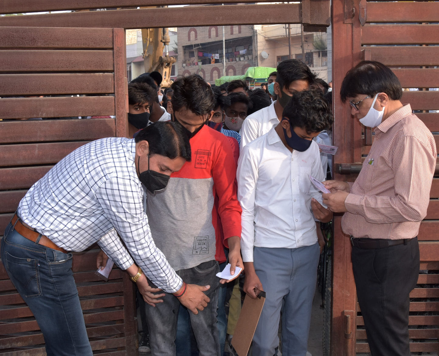 बोर्ड की परीक्षा के दौरान एसएएम इंटर कॉलेज में परीक्षा देने आये छात्राओ की चेकिंग करते शिक्षक बोर्ड की परीक्षा के दौरान एसएएम इंटर कॉलेज में परीक्षा देने आये छात्राओ की चेकिंग करते शिक्षक