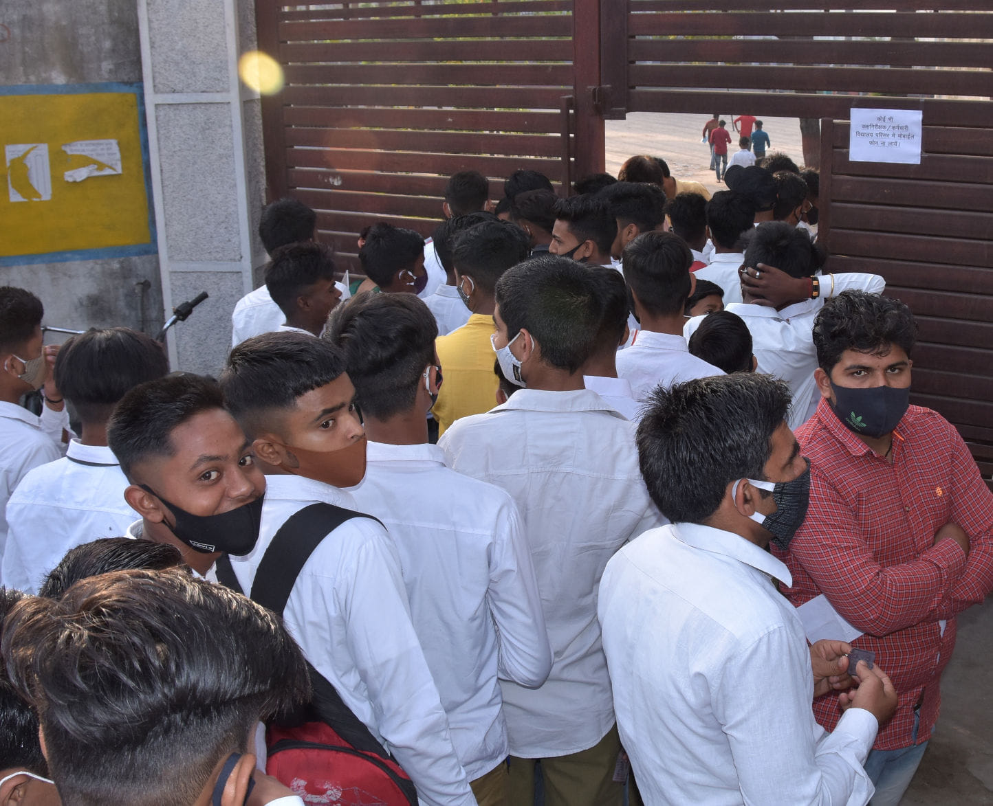 बोर्ड की परीक्षा के दौरान एसएएम इंटर कॉलेज में परीक्षा देने के दौरान लाइन में लगे छात्र बोर्ड की परीक्षा के दौरान एसएएम इंटर कॉलेज में परीक्षा देने के दौरान लाइन में लगे छात्र