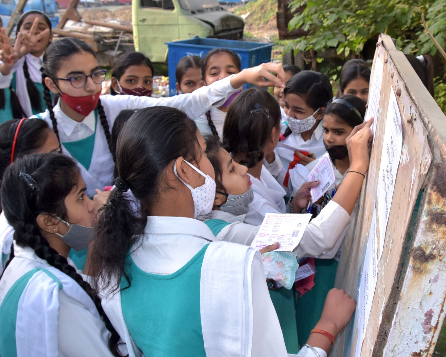 गुरू नानक गर्ल्स इंटर कॉलेज में कक्ष संख्या देखती छात्राएं गुरू नानक गर्ल्स इंटर कॉलेज में कक्ष संख्या देखती छात्राएं