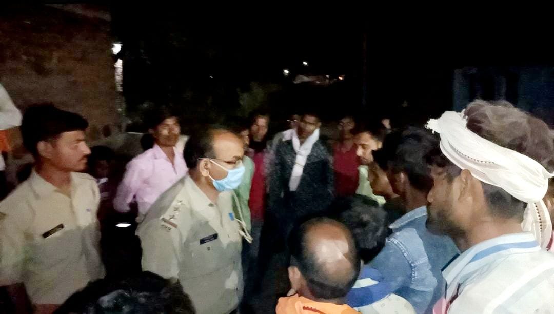गुरुवार की रात गांव बसोव में मृतक के परिजनों को समझाते कोतवाल गुरुवार की रात गांव बसोव में मृतक के परिजनों को समझाते कोतवाल