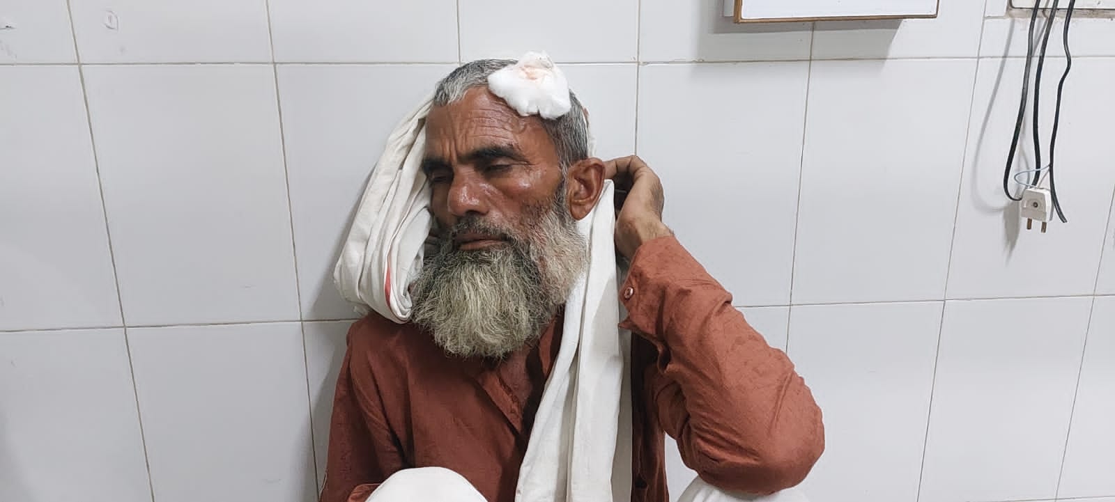घायल ग्रामीण घायल ग्रामीण