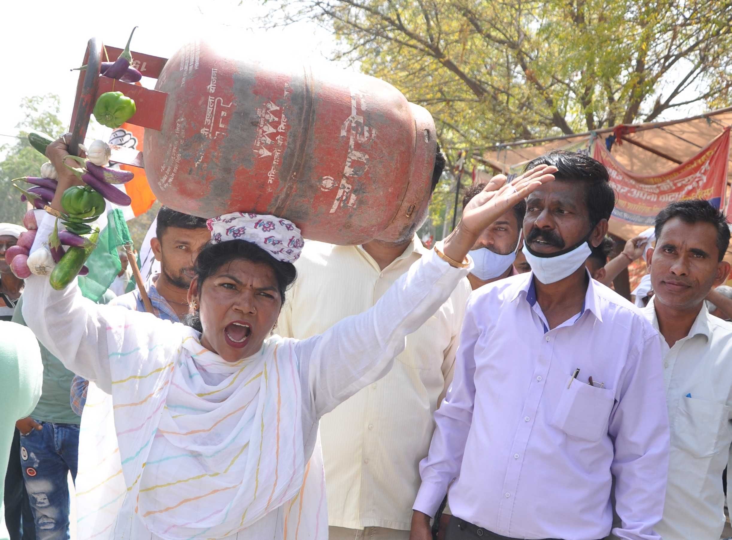 हिसार कांग्रेस भवन से लघु सचिवालय की ओर जाते हुए पेट्रोल ,डीजल, रसोई गैस की कीमतों में वृद्धि के खि हिसार कांग्रेस भवन से लघु सचिवालय की ओर जाते हुए पेट्रोल ,डीजल, रसोई गैस की कीमतों में वृद्धि के खि