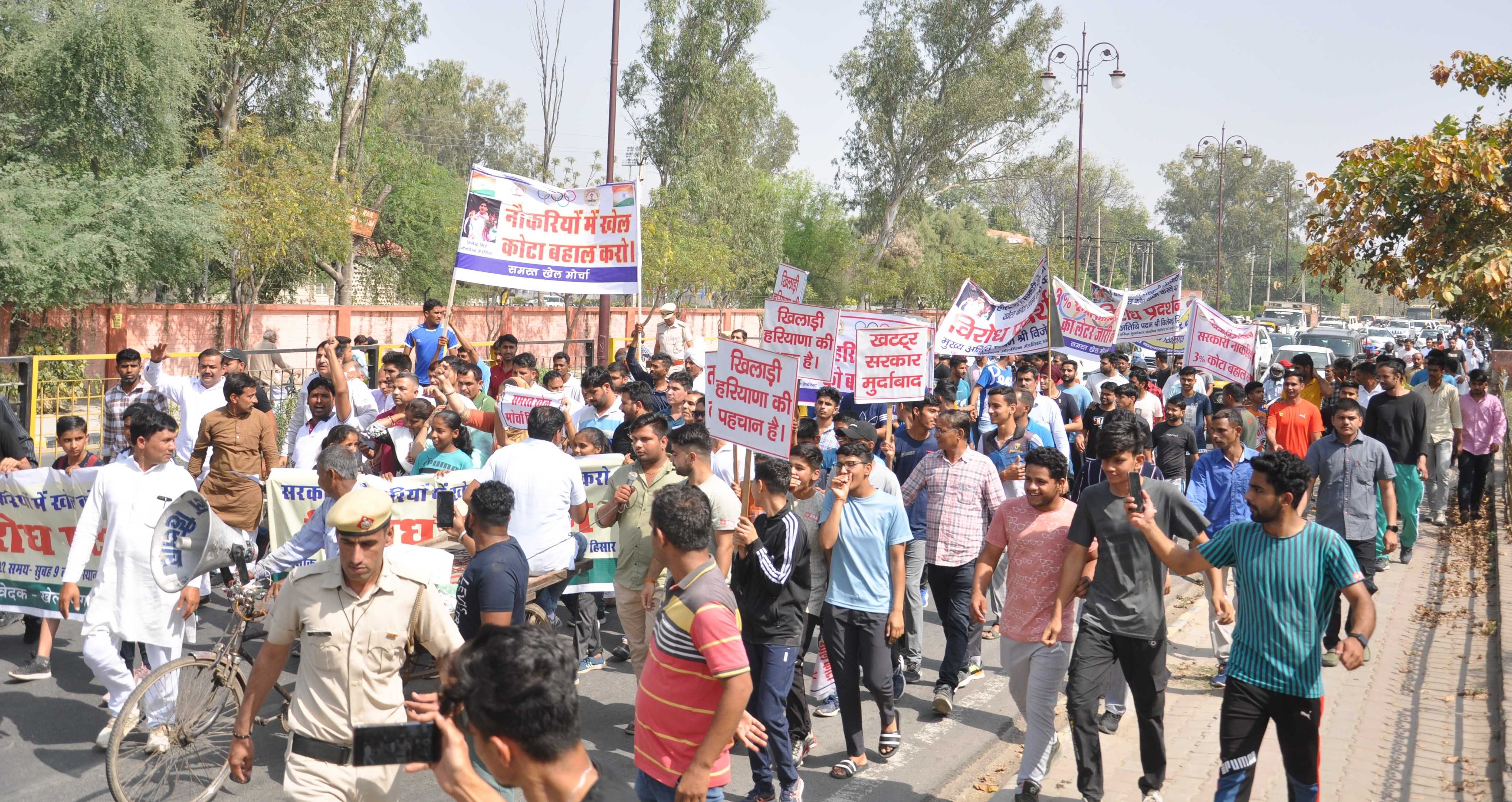 हिसार खिलाड़ियों का आरक्षण खत्म किए जाने के विरोध में बॉक्सर विजेंद्र के नेतृत्व में एचएयू गेट न? हिसार खिलाड़ियों का आरक्षण खत्म किए जाने के विरोध में बॉक्सर विजेंद्र के नेतृत्व में एचएयू गेट न?