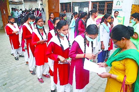जीजीआईसी में छात्राओं का प्रवेश पत्र चेक करती शिक्षिका। जीजीआईसी में छात्राओं का प्रवेश पत्र चेक करती शिक्षिका।