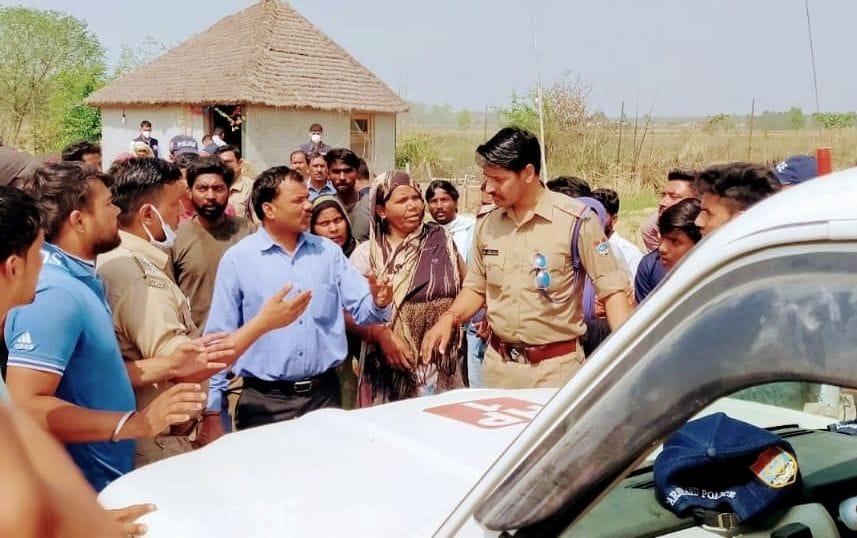जसपुर में आरोपियों की गिरफ्तारी के लिए एसएसआई को घेरते परिजन व अन्य। जसपुर में आरोपियों की गिरफ्तारी के लिए एसएसआई को घेरते परिजन व अन्य।