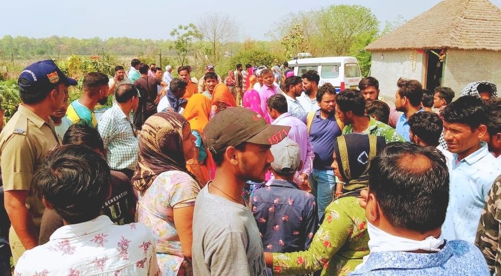 जसपुर में घटनास्थल पर मौजूद ग्रामीण। जसपुर में घटनास्थल पर मौजूद ग्रामीण।