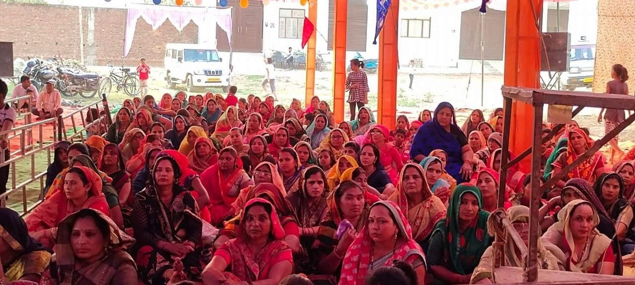 कथा सुनते भक्तगण कथा सुनते भक्तगण