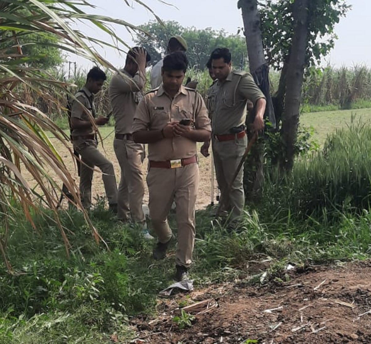 खेड़ा इस्लामपुर स्थित यमुना खादर में जांच करने पहुंची बड़ौत पुलिस खेड़ा इस्लामपुर स्थित यमुना खादर में जांच करने पहुंची बड़ौत पुलिस