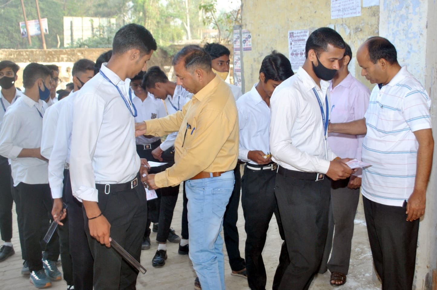 ामली में ब्रिगेडियर होशियार सिंह इंटर कॉलेज में बोर्ड परीक्षा के दौरान छात्रों की तलाशी लेते शि?