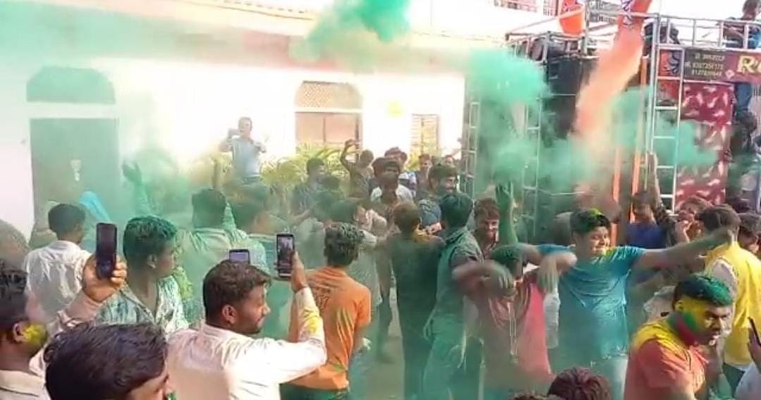 Money Holi-Diwali ensemble à Sirathu, les supporters dansent sur des airs de DJ