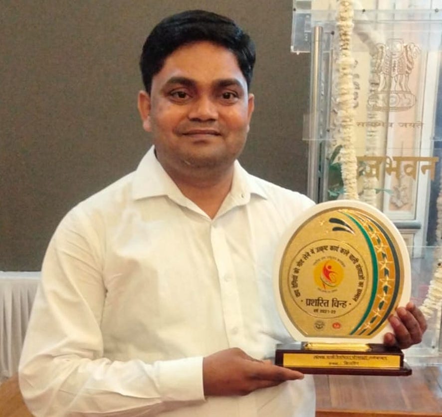 नजीबाबाद - राज्यपाल से मिले सम्मान के साथ प्रबंधक सुभाष। नजीबाबाद - राज्यपाल से मिले सम्मान के साथ प्रबंधक सुभाष।
