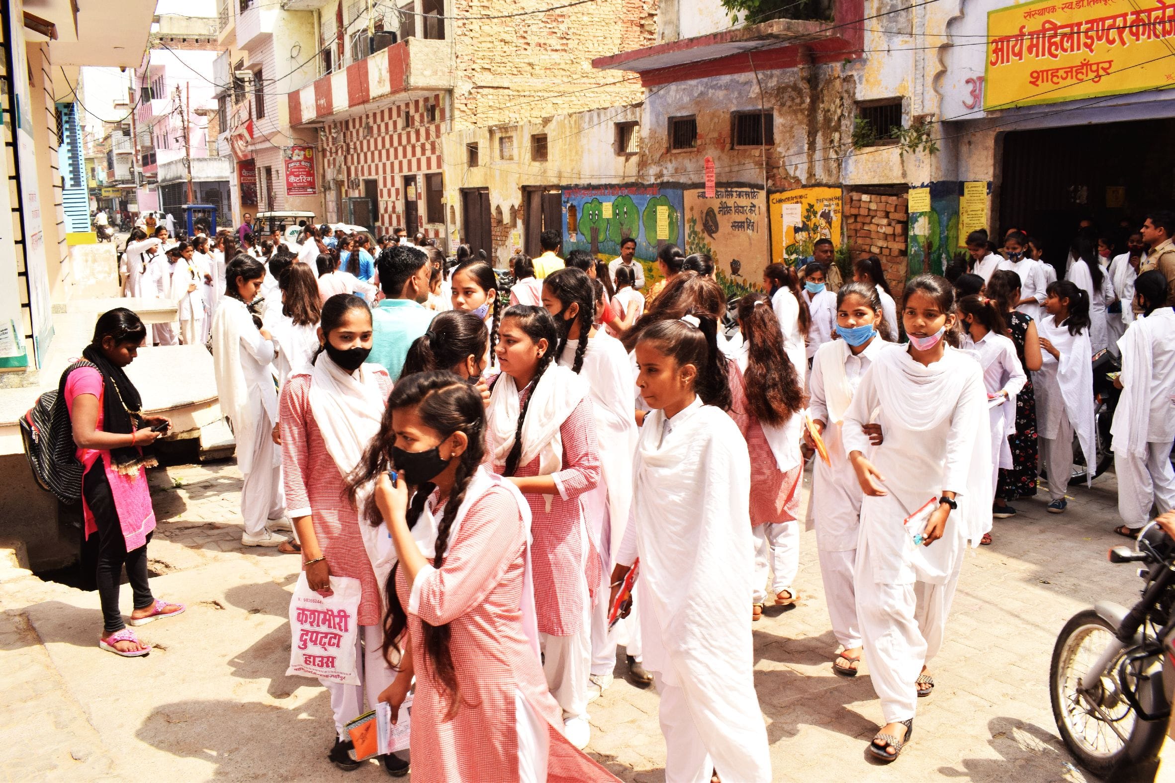 परीक्षा खत्म होने के बाद घर जाती छात्राएं । संवाद परीक्षा खत्म होने के बाद घर जाती छात्राएं । संवाद