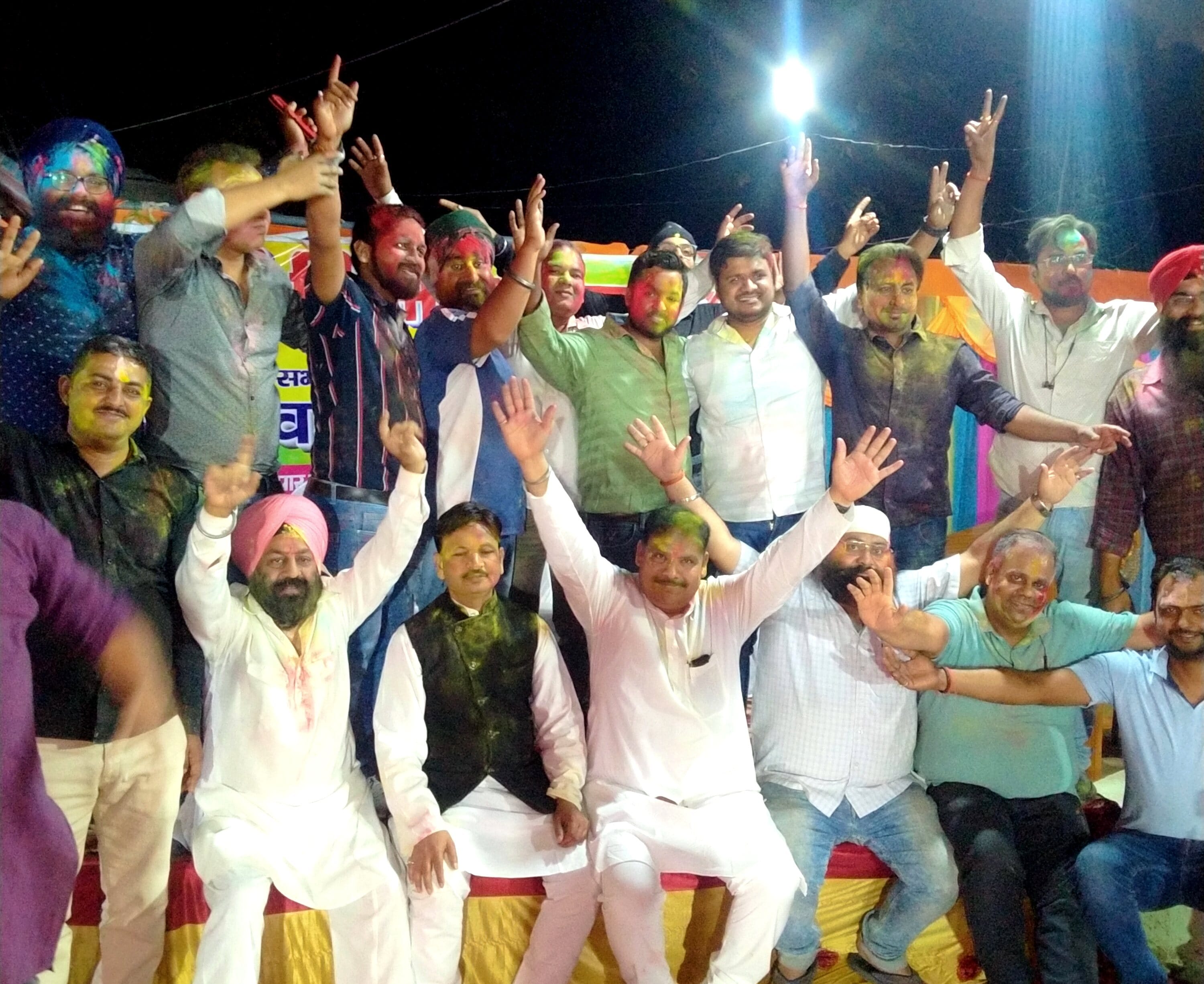 राबर्ट्सगंज में अबीर गुलाल खेलकर खुशी का इजहार करते उद्योग व्यापार प्रतिनिधि मंडल के पदाधिकारी? राबर्ट्सगंज में अबीर गुलाल खेलकर खुशी का इजहार करते उद्योग व्यापार प्रतिनिधि मंडल के पदाधिकारी?
