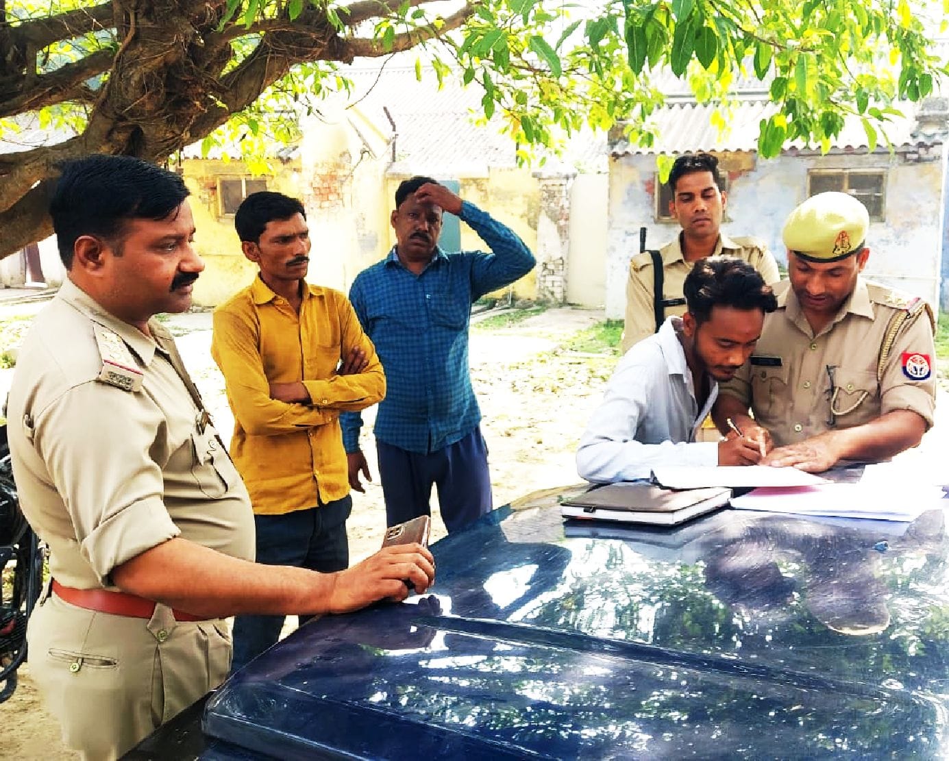 सिपाही के आत्महत्या करने के बाद मौके पर पड़ताल करती पुलिस। संवाद