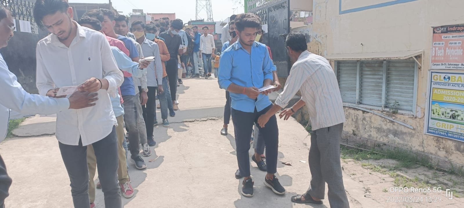 सरसावा के दयाचंद जैन इंटर कॉलेज में परीक्षार्थियों की जांच करते परीक्षक