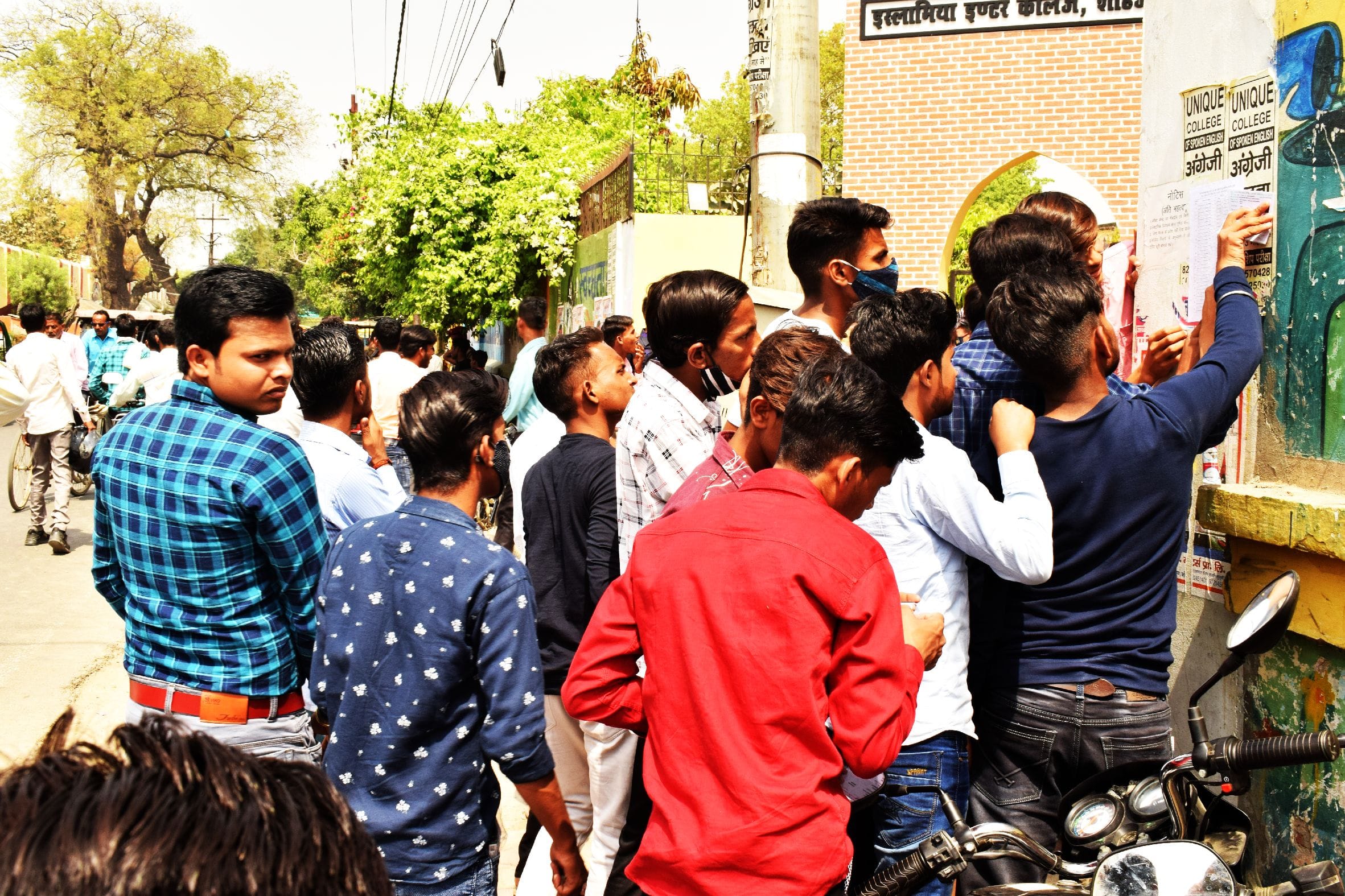 शाहजहांपुर के इस्लामियां इंटर कॉलेज गेट लगी लिस्ट में अपना रुम नंबर देखते इंटर के छात्र । संवाद शाहजहांपुर के इस्लामियां इंटर कॉलेज गेट लगी लिस्ट में अपना रुम नंबर देखते इंटर के छात्र । संवाद
