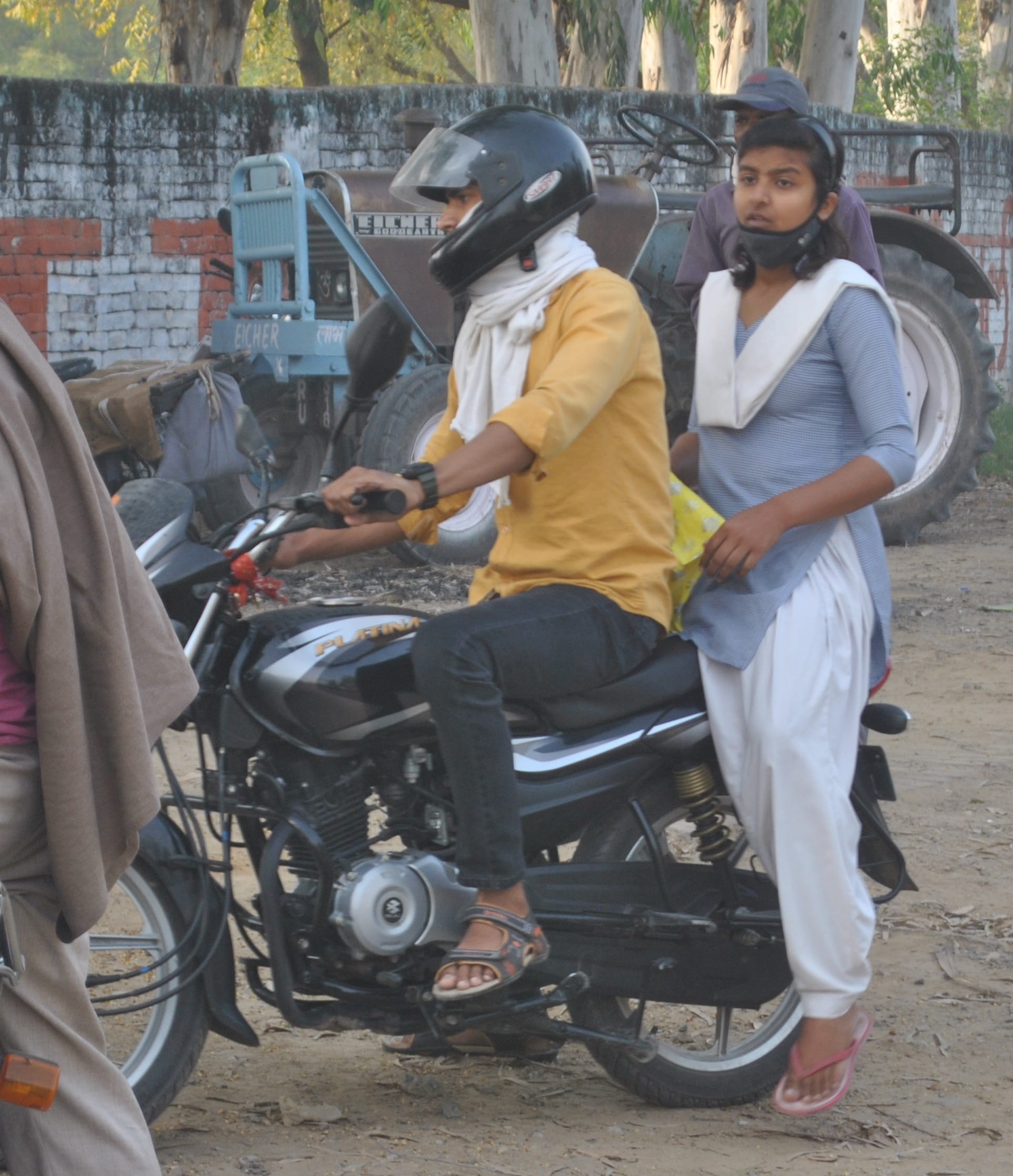 शामली में ब्रिगेडियर होशियार सिंह इंटर कॉलेज में बोर्ड परीक्षा के लिए छात्रा को बाइक पर केंद्र प?