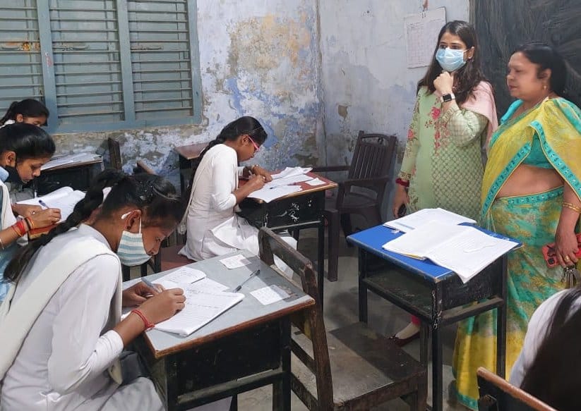 शामली में हिंदू कन्या इंटर कॉलेज में परीक्षा केंद्र का निरीक्षण करती डीएम जसजीत कौर।