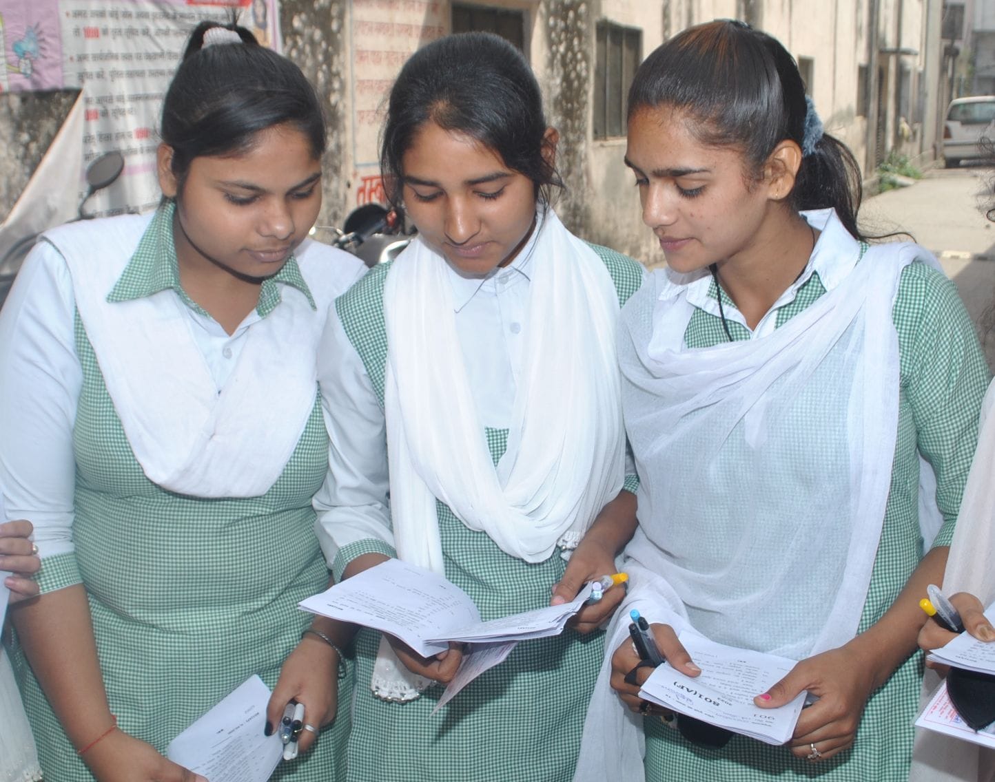 शामली में हिंदू कन्या इंटर कॉलेज में परीक्षा देने के बाद उत्तरों का मिलान करती छात्राएं।