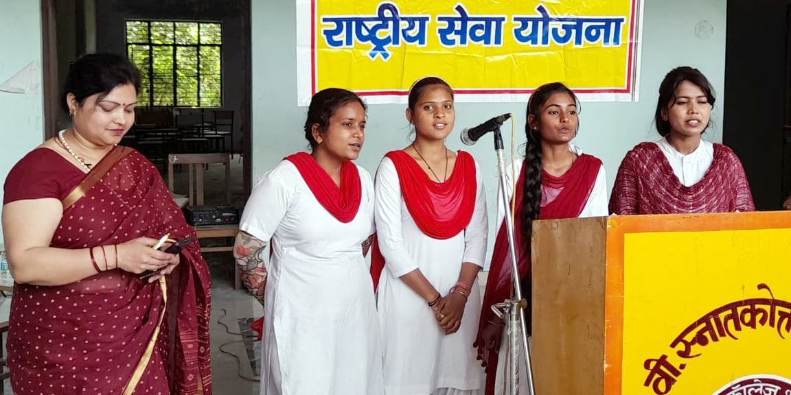 शामली में वीवी डिग्री कॉलेज में एनएसएस शिविर के शुभारंभ पर स्वागत गान प्रस्तुत करती छात्राएं। शामली में वीवी डिग्री कॉलेज में एनएसएस शिविर के शुभारंभ पर स्वागत गान प्रस्तुत करती छात्राएं।