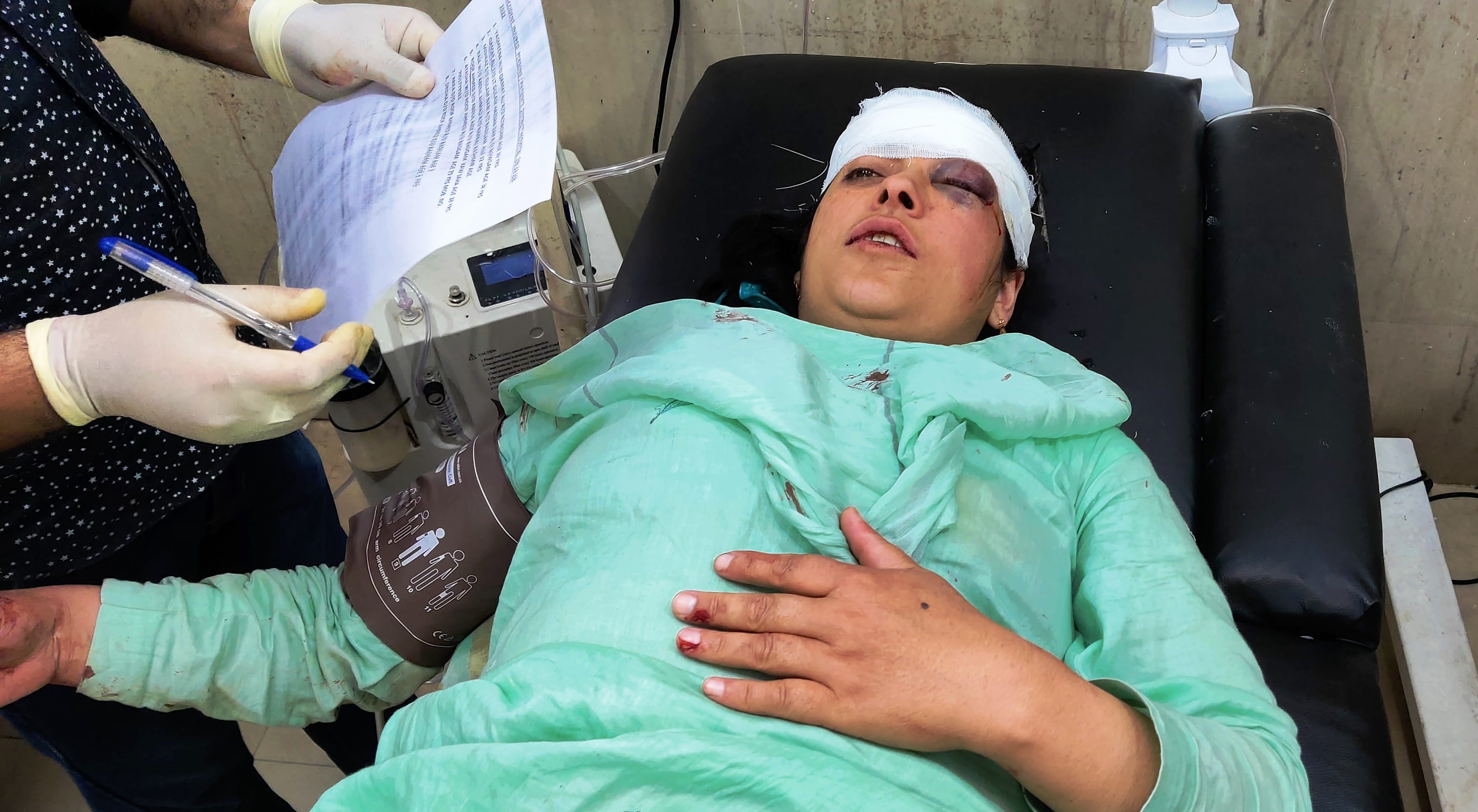 उधमपुर: जिला अस्पताल में उपचार दिन घायल लोग. उधमपुर: जिला अस्पताल में उपचार दिन घायल लोग.